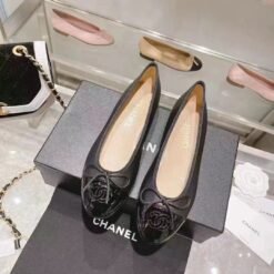 Classic CC Logo Leather Ballet Flats in Black – Chanel