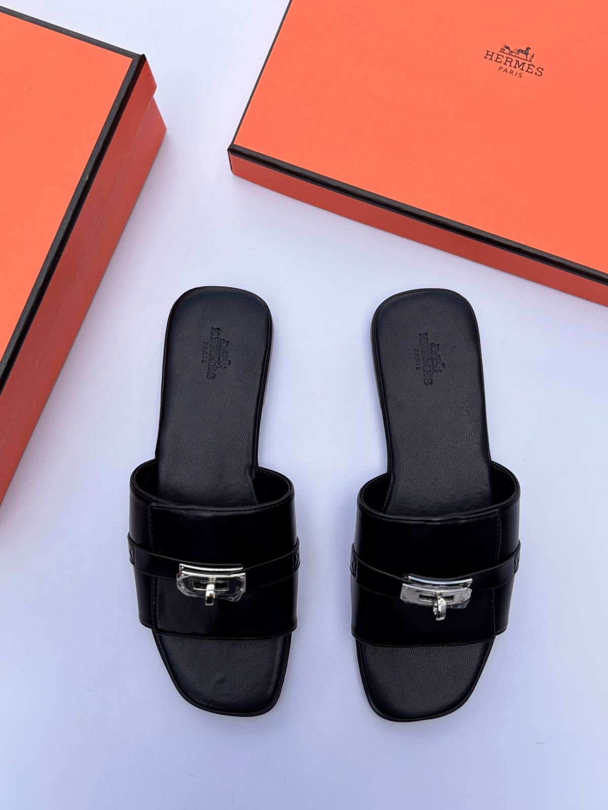 Hermès Men’s Black Leather Metal Buckle Slippers – Premium Luxury Casual Slides