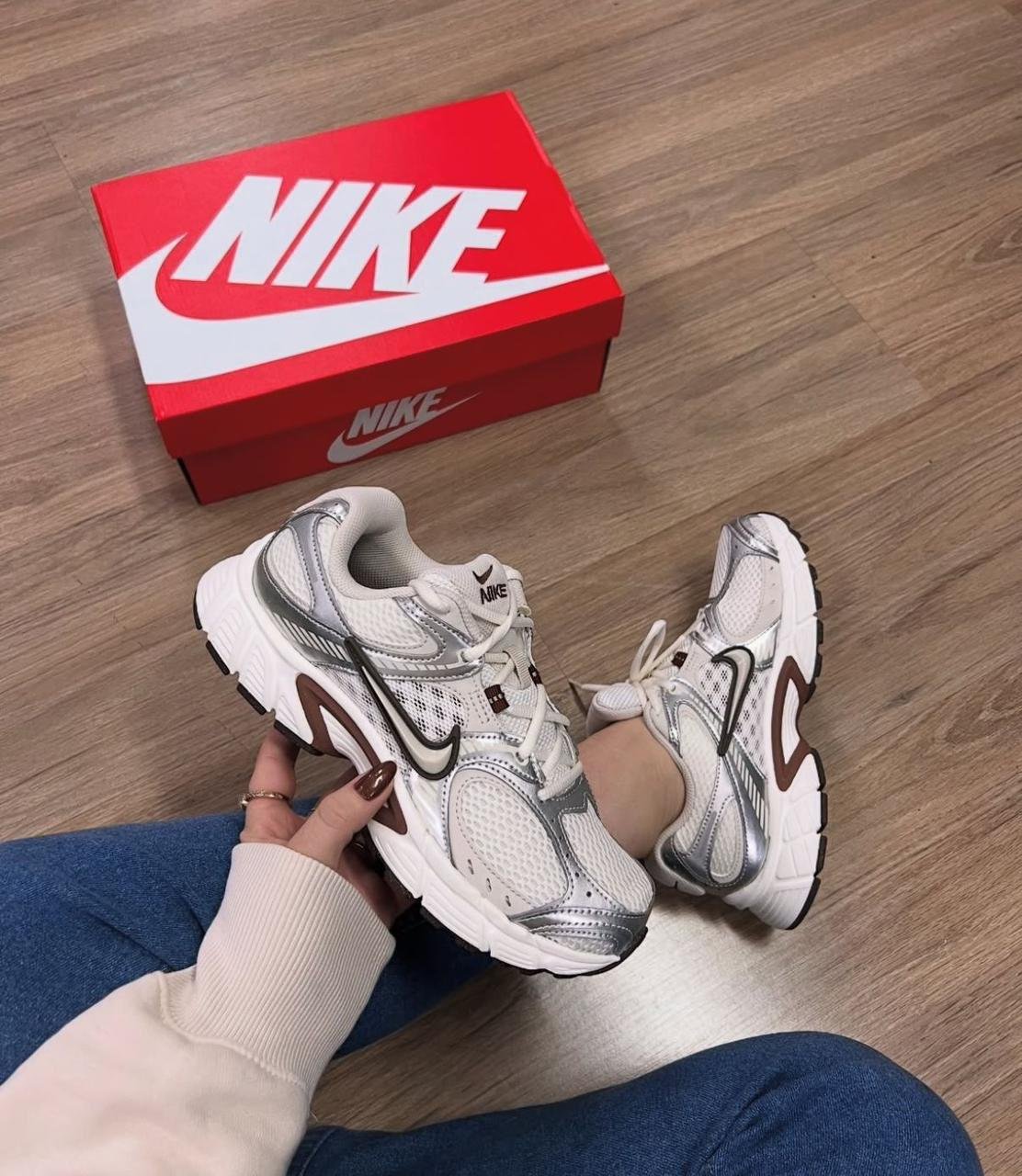 Nike V5 RNR Sneaker Off-White with Beige Accents – Nike