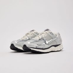 Nike Zoom Vomero 5 Silver Grey Running Sneakers – Lightweight Performance Shoes